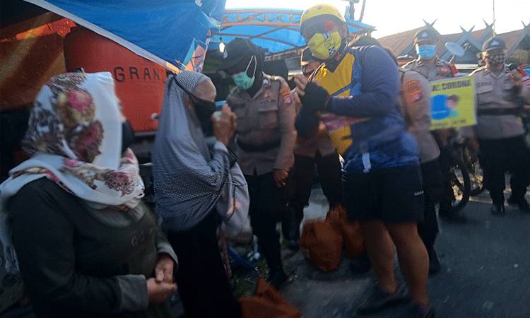 Kapolda Kalteng Berikan Bantuan Paket Sembako