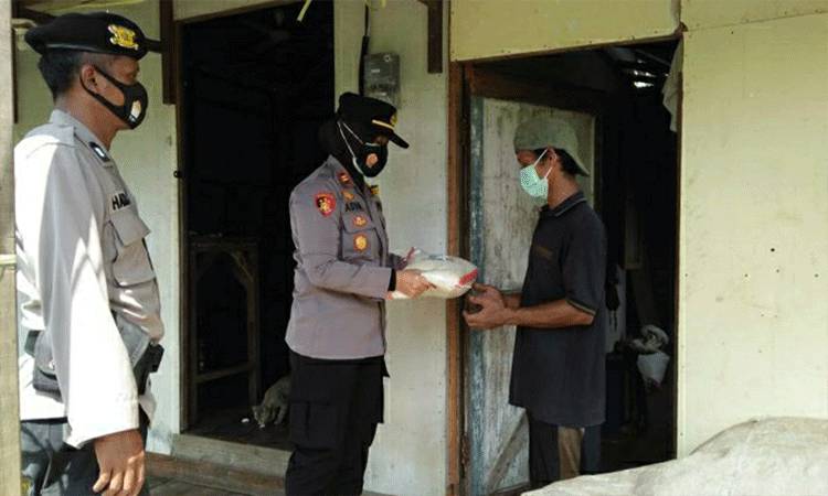 Kapolsek Kapuas Timur Kembali Salurkan Bantuan Beras
