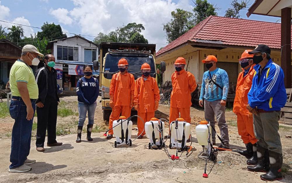 BPBD Barito Timur Semprot Disinfektan Fasilitas Umum di Desa Jaar