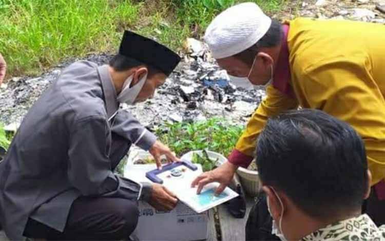 Kemenag Ukur Arah Kiblat Rencana Pembangunan Musala di Dinas Dukcapil Kapuas