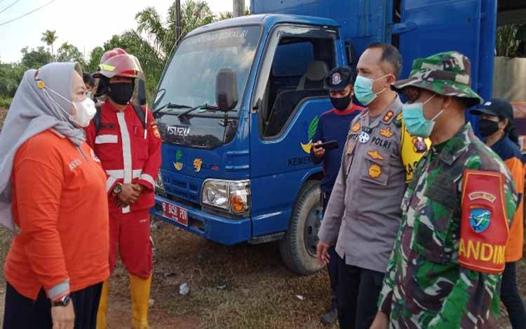 Bupati Kobar Tinjau Tim Gabungan yang Sedang Padamkan Karhutla