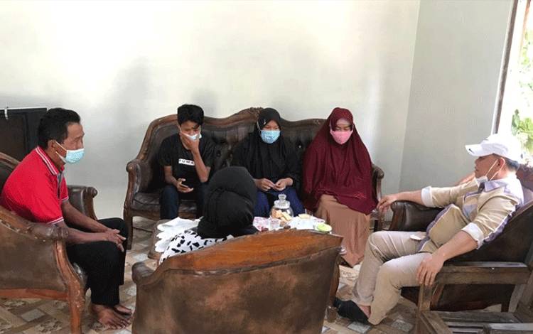 Bupati Kotim Datangi Keluarga Korban Tewas Akibat Kecelakaan di Jalan Rusak