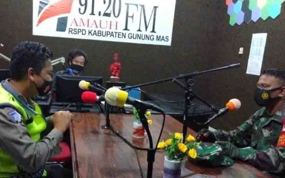Babinsa Koramil dan Polisi Edukasi Prokes Melalui Radio
