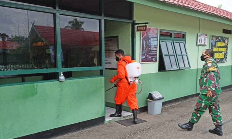Satgas Internal Gandeng BPBD Semprot Disinfektan di Makodim 1013/Mtw