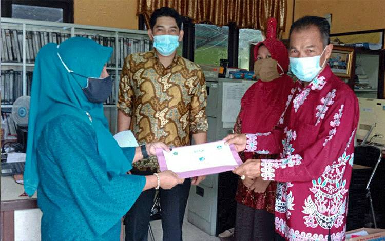 Kemenag Kapuas Serahkan Soal Ujian Sekolah PAI Tingkat SMA ke MGMP