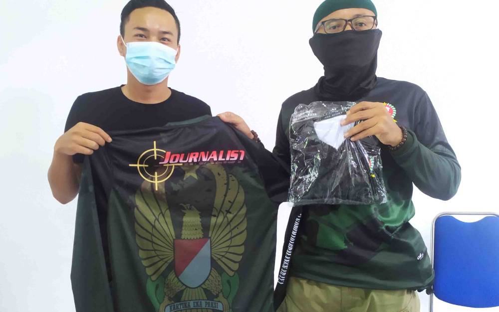 Kodim Palangka Raya Bagikan Baju Kemitraan untuk Wartawan