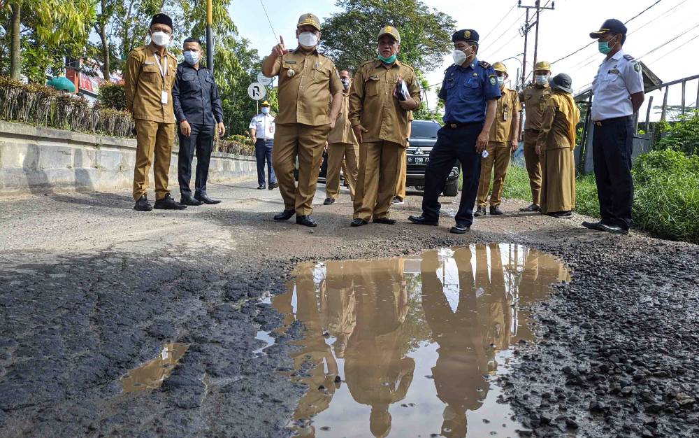 Bupati Kotim Langsung Rapat Dengan SOPD Terkait Penanganan Jalan Rusak Dalam Kotim