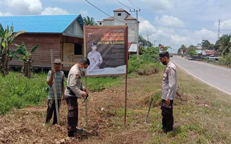 Polsek Hanau Giatkan Patroli dan Pasang Spanduk Cegah Karhutla