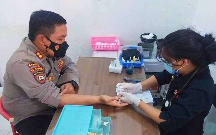 Wadir Ditsamapta Polda Kalteng Donor Darah Bantu Korban Jambret Jalan Ramin II