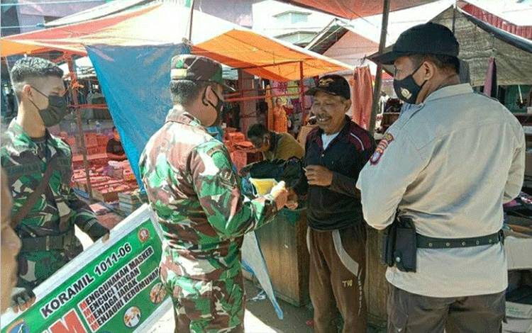 Koramil 1011-06/ Palingkau Edukasi Pedagang Pasar Tradisional Terapkan Protokol Kesehatan