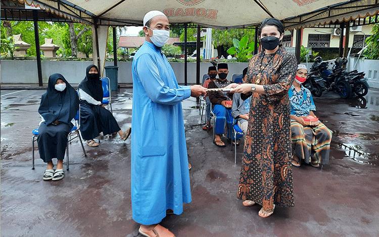 Resmikan Pos Kesehatan Adhyprima, IAD Kejari Kobar Beri Santunan Anak Panti Asuhan