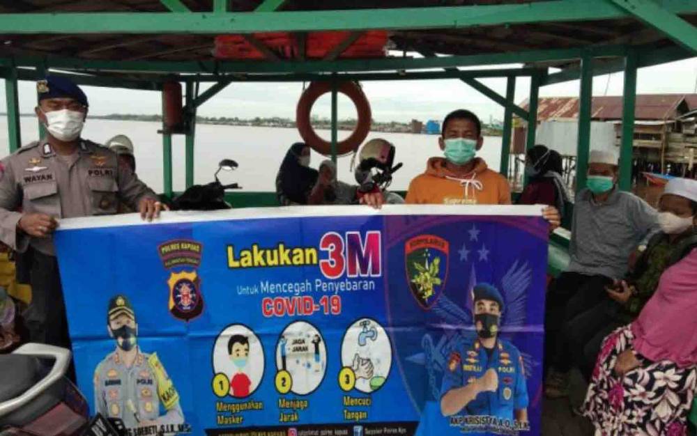 Personel Satpolair Polres Kapuas Imbau Penumpang Feri Penyeberangan Disiplin Protokol Kesehatan