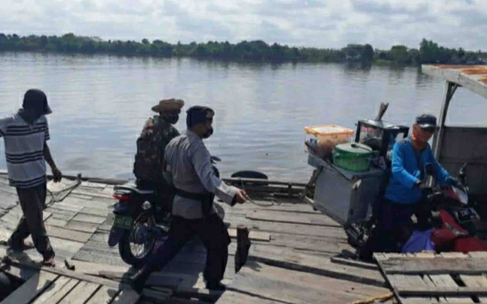 Polsek Pulau Petak Patroli Feri Penyeberangan Ingatkan Keselamatan