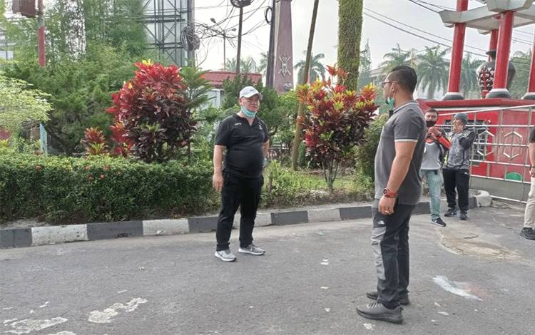 Pegawai Kerja Bakti Bersihkan Lingkungan Kantor Pemda Kotim