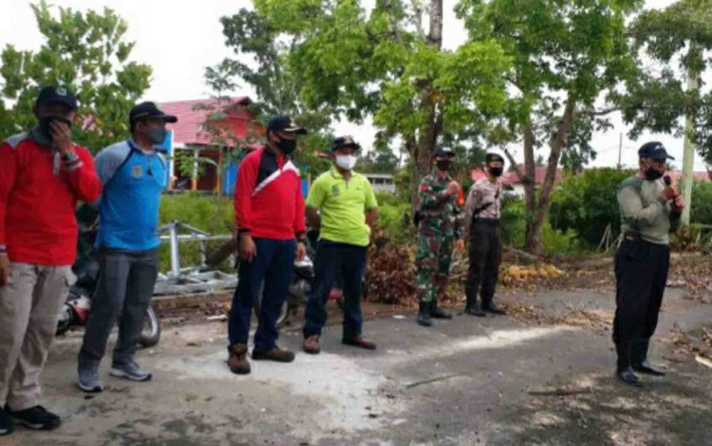 Anggota Polsek Selat Ikuti Kegiatan Jumat Bersih Berantas Sarang Nyamuk di Selat Utara