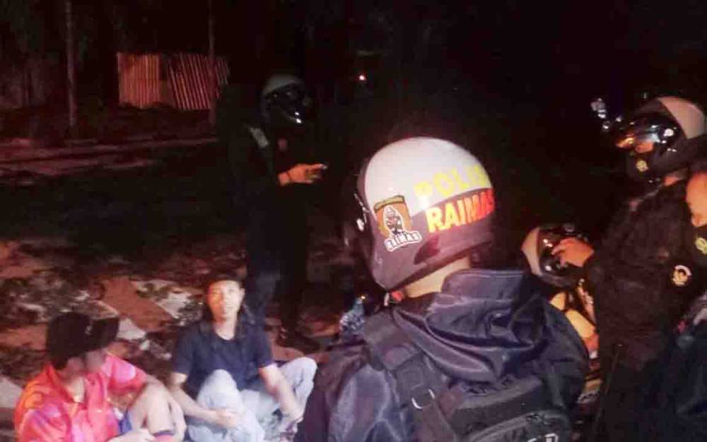 Polisi Dapati 2 Pria Saat Tenggak Miras Oplosan di Palangka Raya