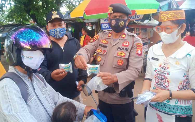 Warga Kelurahan Kereng Bangkirai Gotong Royong Bersihkan Lingkungan