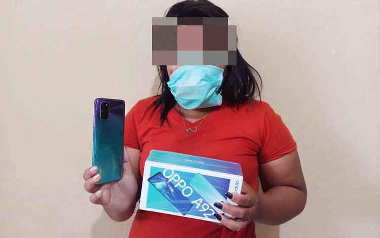Curi Handphone Pemilik Warung, IRT Ini Ditangkap Polisi