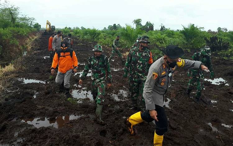 Kapolres Kobar, Plt Kepala BPBD dan Danramil Tinjau?Pembuatan Embung Karhutla di Km 14