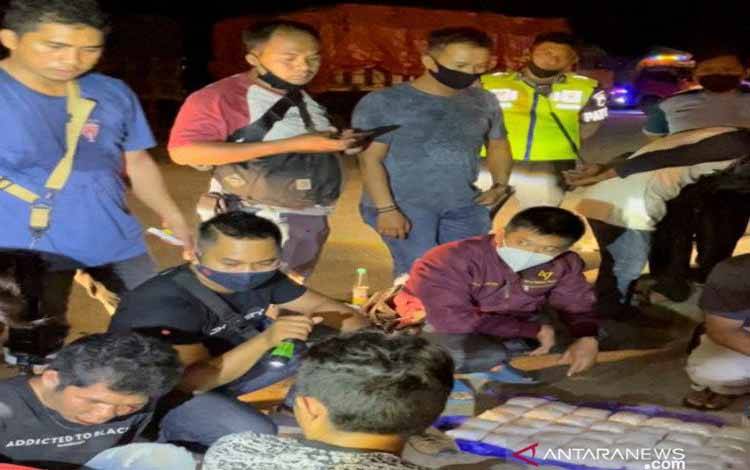Polda Kalsel Buru Pemasok 9 Kg Sabu yang Dibawa Petani