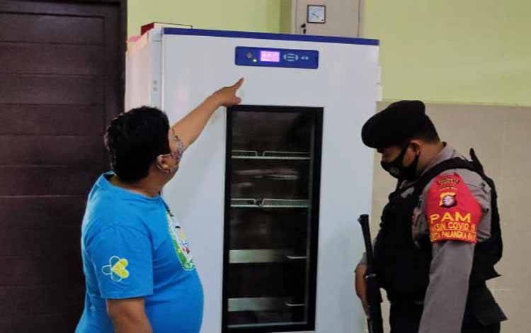 Anggota Polresta Palangka Raya Lakukan Pengecekan Suhu Vaksin Setiap 3 Jam