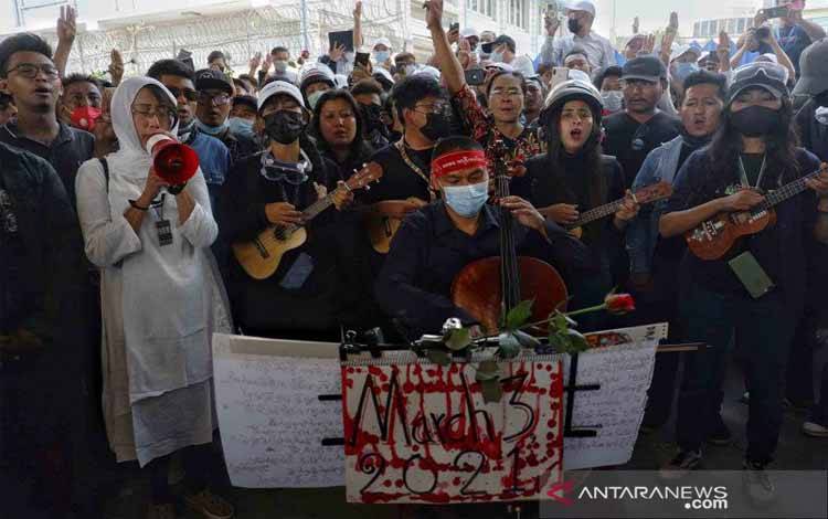 Demonstrans Turun ke Jalan Myanmar Setelah Penggerebekan