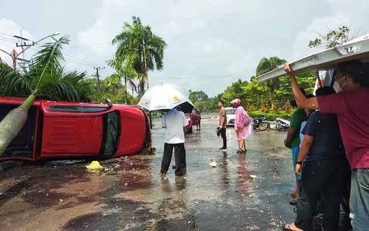 Sebuah Mobil Triton Tabrak Pohon di Jalan Yos Sudarso Palangka Raya