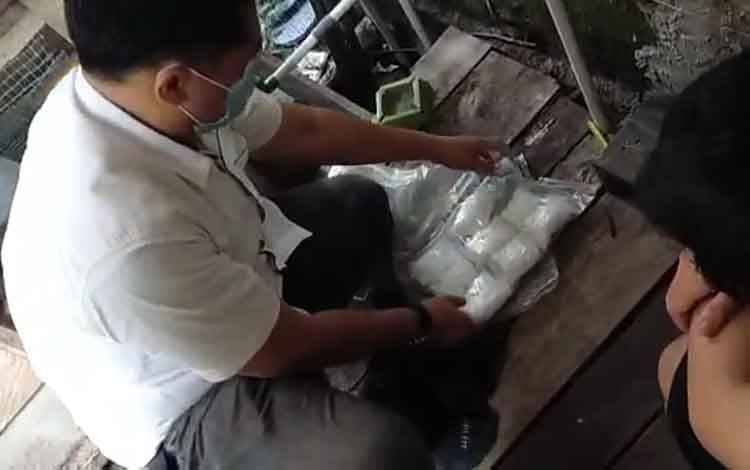 Saat Ditangkap Bandar Sabu Kota Besi Masih Dalam Pengaruh Narkoba