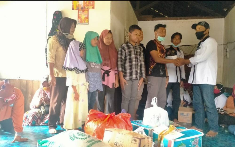 Ikatan Keluarga Pangkoh Santuni Yatim Piatu dan Serahkan Bantuan untuk Lansia