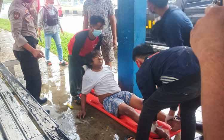 Pria ini Ditemukan Tergeletak di Halte Jalan Ahmad Yani