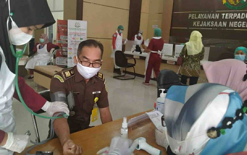 Pegawai Kejari Kapuas dan IAD Terima Vaksinasi Covid-19