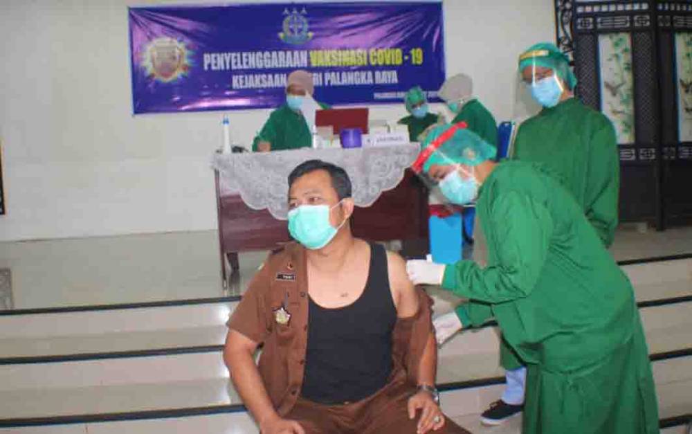 Puluhan Pegawai Kejaksaan Negeri Palangka Raya Divaksin Sinovac