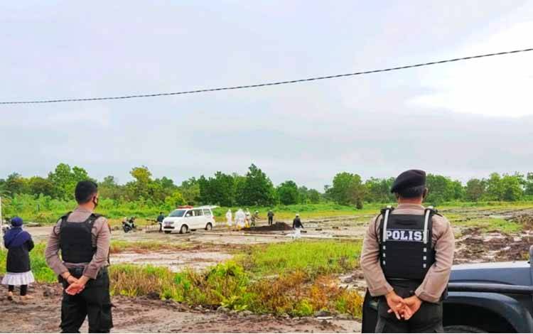 Anggota Polresta Palangka Raya Kawal Pemakaman Jenasah Suspek Covid-19