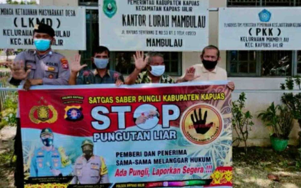 Sambangi Kantor Kelurahan Mambulau, Personel Polsek Kapuas Hilir Imbau Cegah Pungli