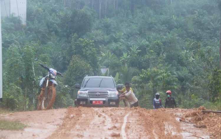 Bupati Barito Utara Tinjau Kondisi Jalan Menuju Desa Sabuh