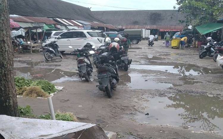 Tempat Parkir Bagian Dalam Becek dan Berlubang, Pengunjung Pasar Indra Sari Pangkalan Bun Mengeluh