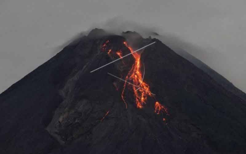 Gunung Merapi Luncurkan 3 Kali Guguran Lava Pijar Sejauh 900 Meter