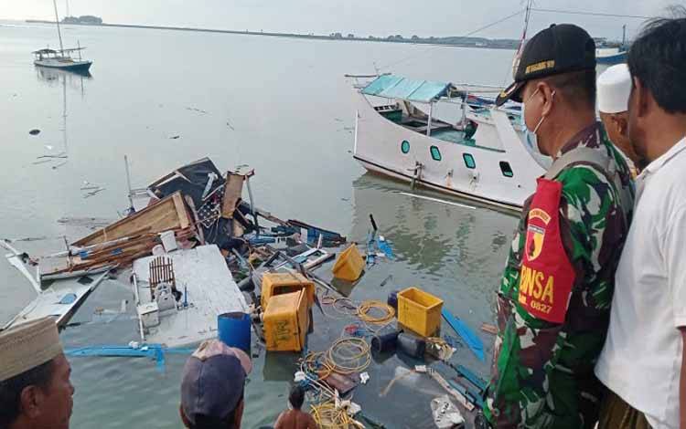 Babinsa Sumenep Evakuasi Korban Ledakan Kapal