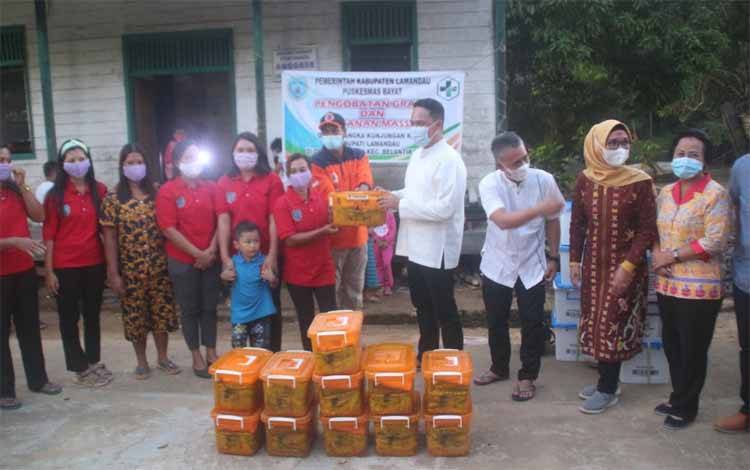 Kunker Petarikan, Bupati Lamandau Buka Pelayanan Kesehatan dan Khitanan Massal dan Serahkan Bantuan