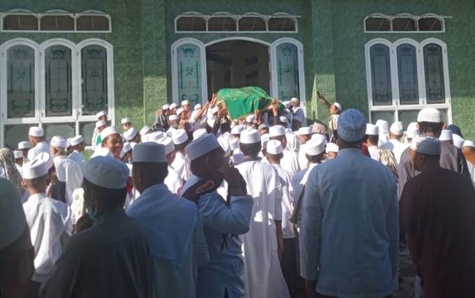 Pimpinan Darul Amin Sampit Laksanakan Sholat Ghaib untuk KH Khairul Anwar dari Hadramaut