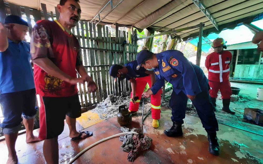 Geger, Gas 3 Kg Bocor Keluarkan Api Saat Ibu - Ibu Masak untuk Acara Pernikahan