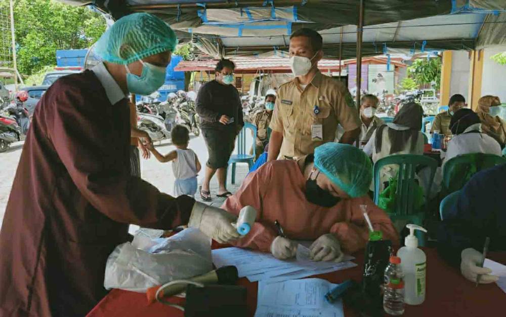 Pegawai Dinas Sosial Kapuas Jalani Vaksinasi Covid-19