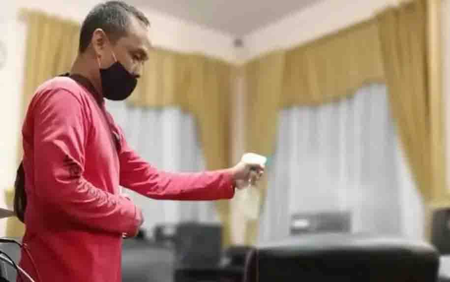 Cegah Covid-19, Kemenag Kalteng Semprot Disinfektan Secara Mandiri