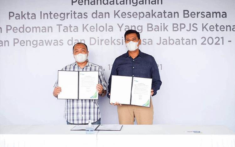 Jajaran Direksi dan Dewas BPJAMSOSTEK Tandatangani Pakta Integritas