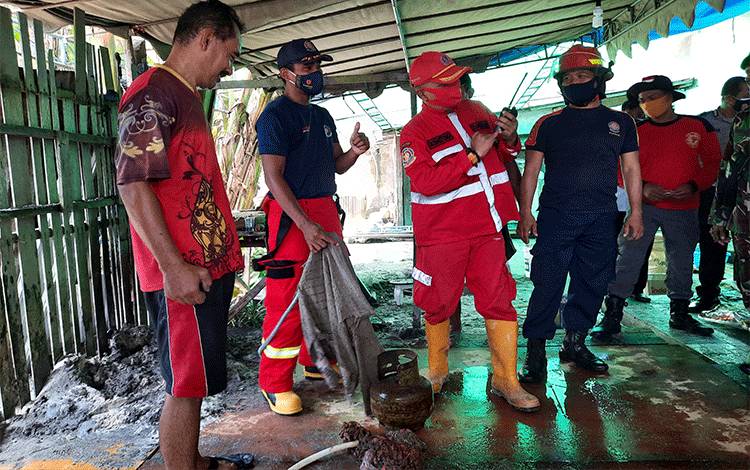 Tabung Gas Bocor, Damkar Kobar Imbau Masyarakat Jangan Panik