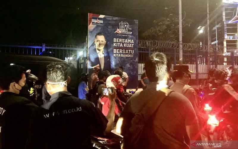 Polisi Bubarkan Massa Demo di Depan DPP Partai Demokrat