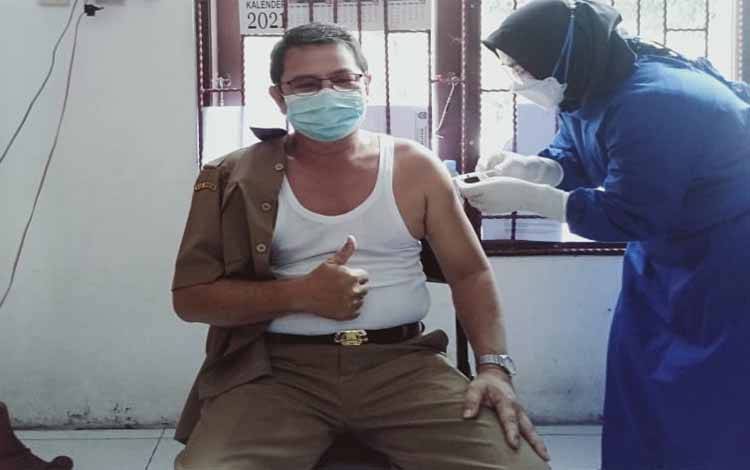 Pegawai Dinas Sosial Seruyan Disuntik Vaksin Covid-19