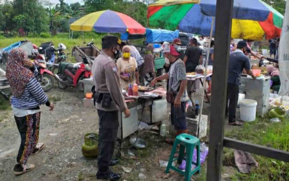 Anggota Polsek Kapuas Barat Terus Ingatkan Disiplin Terapkan Protokol Kesehatan di Kawasan Pasar
