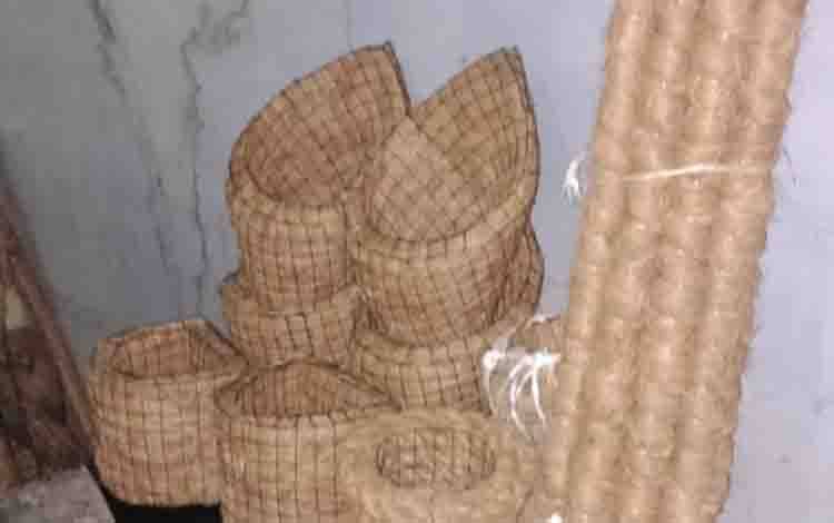 Ketua Karang Taruna Desa Pangkalan Durin Buat Pot Bunga dari Sabut Kelapa