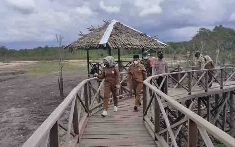 Wakil Bupati Seruyan Kunjungi Wisata Alam Teluk Sebongkok